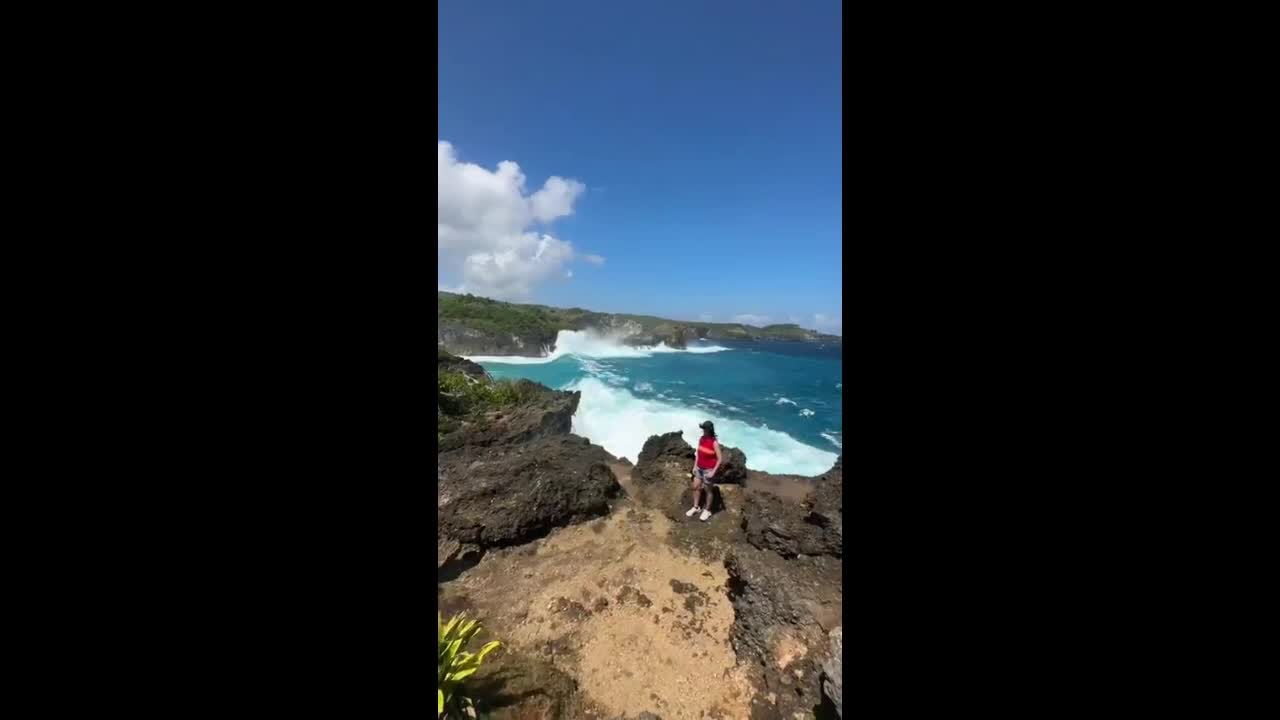 Video - Clip: Tạo dáng chụp ảnh trên vách đá du khách nhận cái kết bất ngờ