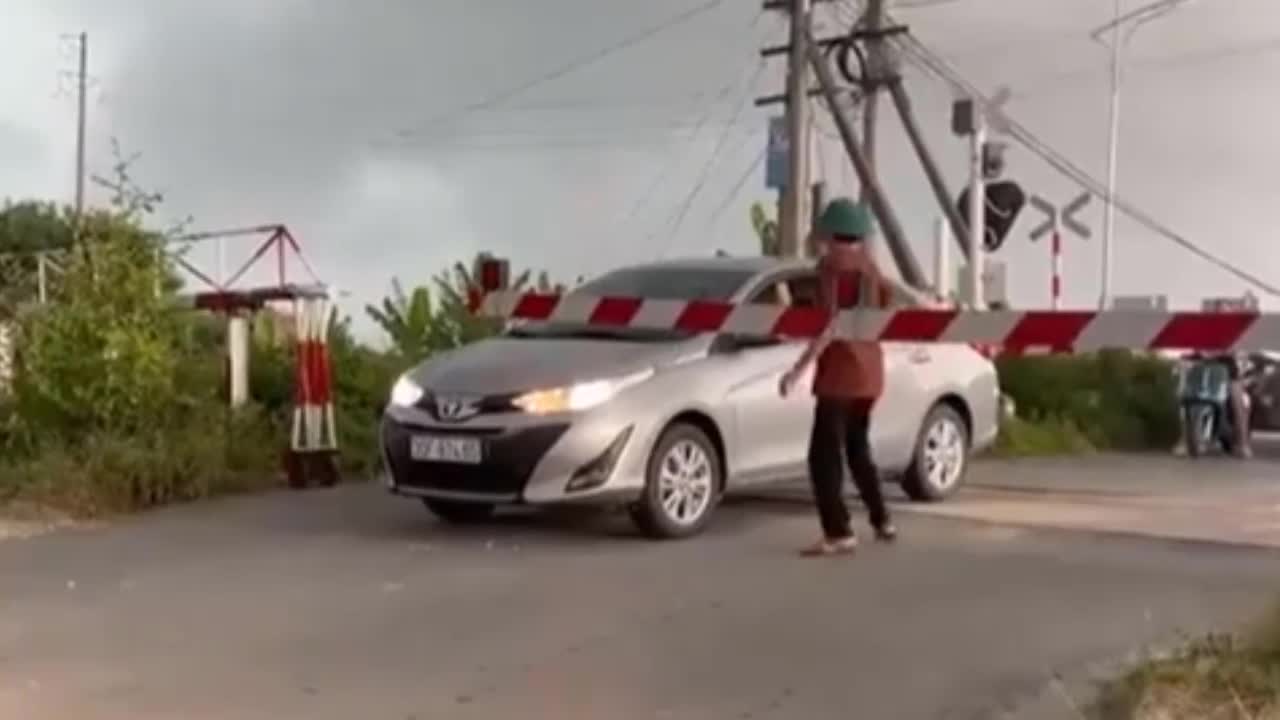 Video - Clip: Người đàn ông hốt hoảng khi thấy ôtô cố tình vượt qua đường ray