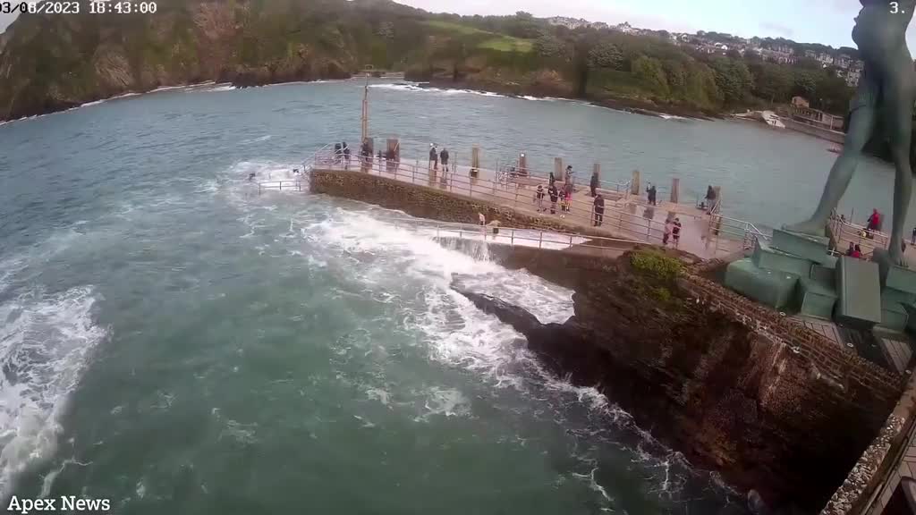 Video - Clip: Kinh hoàng cô gái trẻ bị cuốn ra biển khi đang chơi đùa cùng bạn