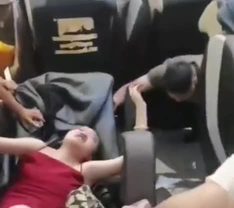 Video - Clip: Ngồi vào ghế massage, cô gái đột nhiên đau đớn la hét thất thanh