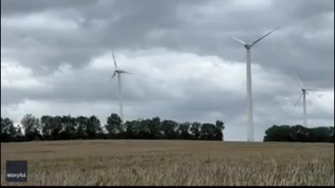 Video - Clip: Kinh hoàng tuabin điện gió bị gãy đổ sau bão
