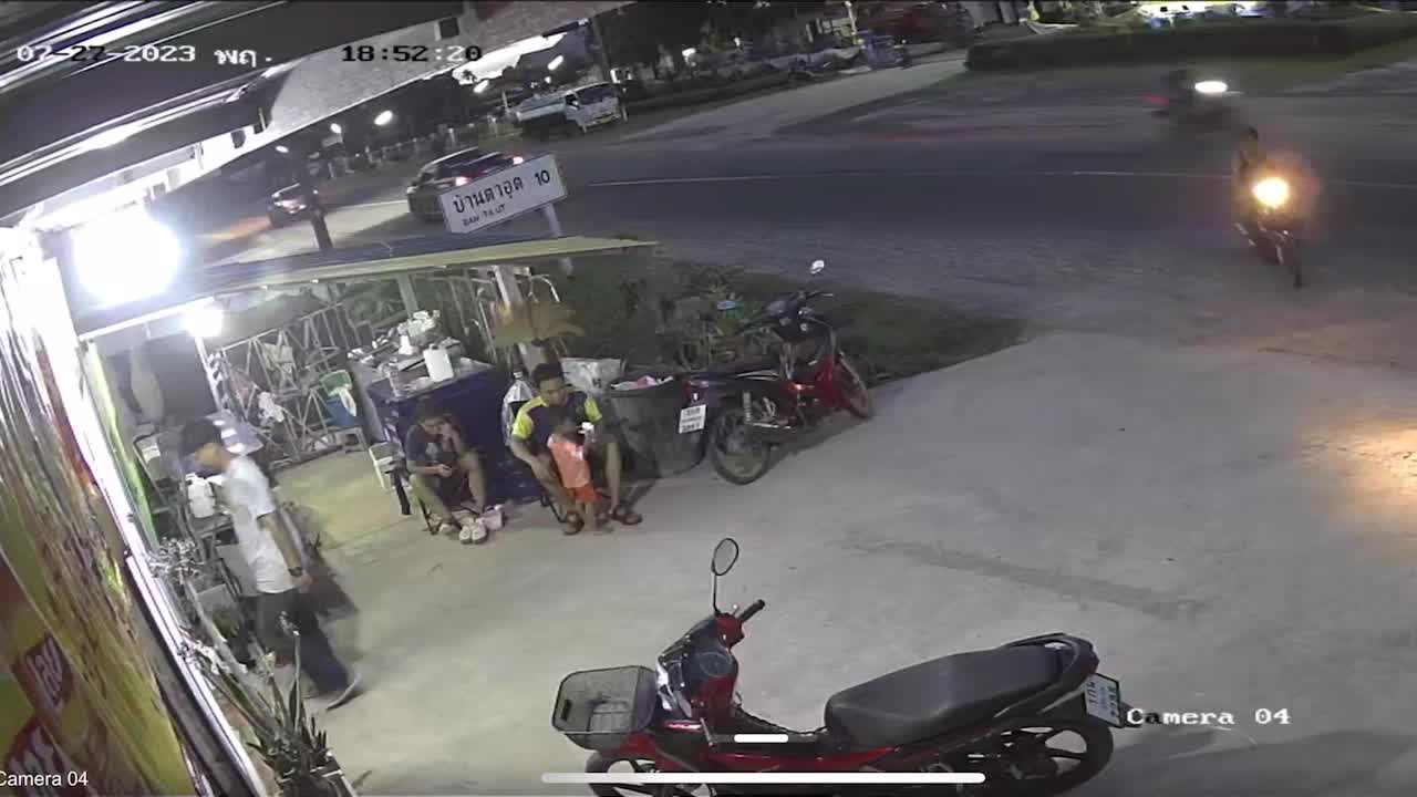 Video - Clip: Bất cẩn để con vặn tay ga, 2 cha con đâm xuyên cửa kính
