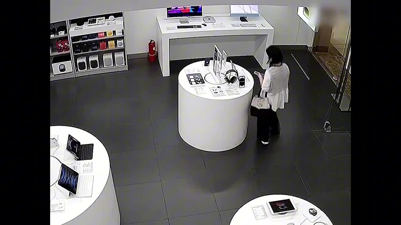 Video - Clip: 'Nữ quái' cắn đứt dây chống trộm, cuỗm iPhone trong Apple Store
