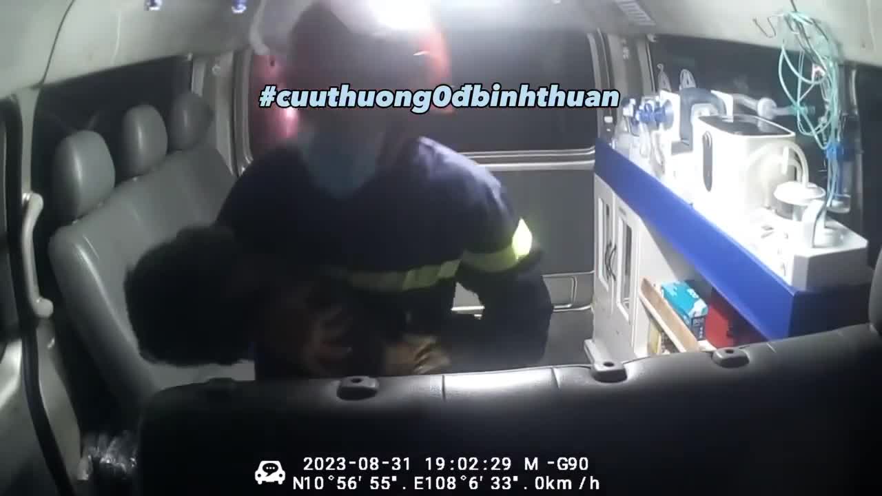 Dân sinh - Cảm động hình ảnh chiến sĩ PCCC ôm cháu bé sơ cứu trên xe cứu thương