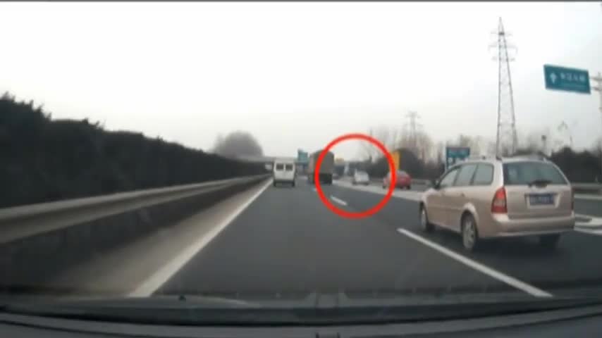 Video - Clip: Ô tô chuyển làn ẩu trên đường cao tốc gây tai nạn kinh hoàng