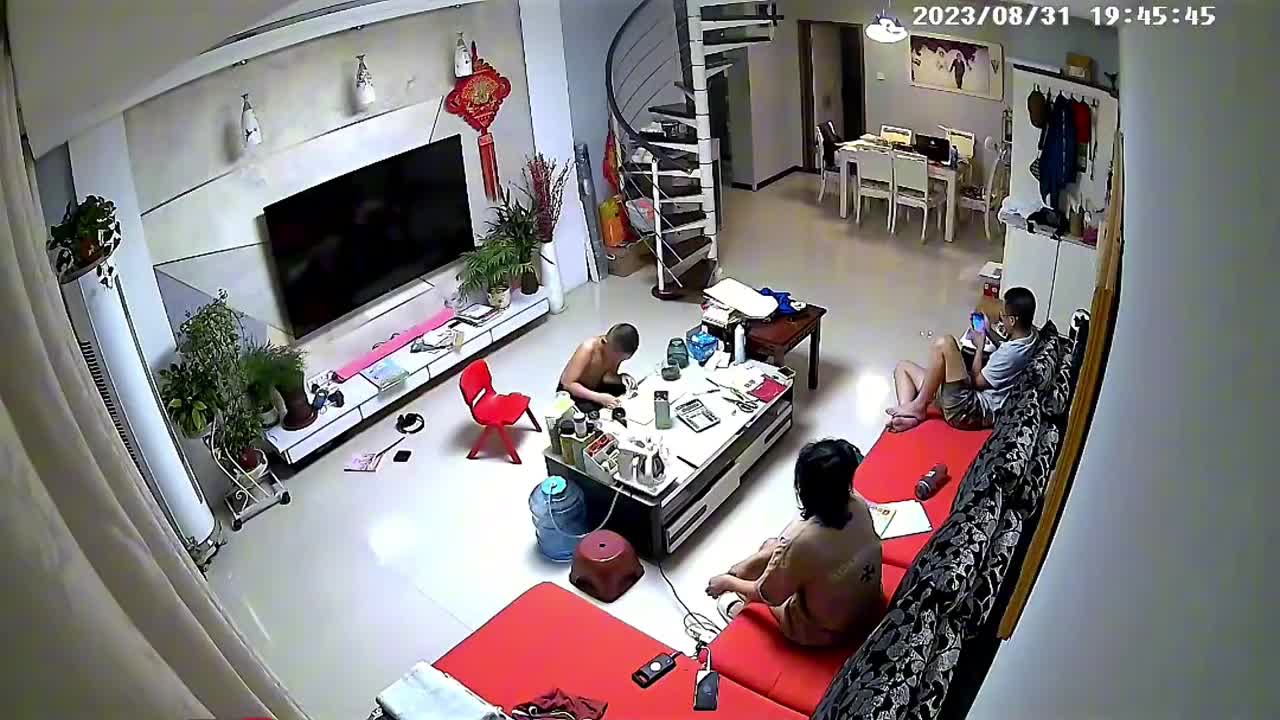 Video - Clip: Sạc dự phòng bất ngờ phát nổ khiến cả gia đình hoảng sợ bỏ chạy