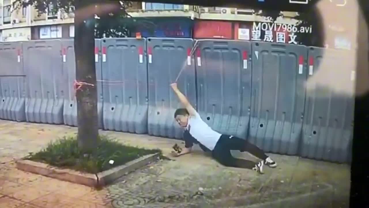 Video - Clip: Mải nhìn điện thoại, nam thanh niên bị quật ngã trên phố