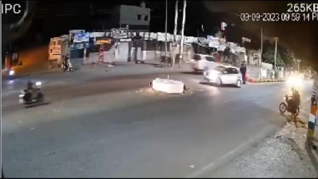 Video - Clip: Ô tô tông văng người phụ nữ rồi bỏ chạy khỏi khỏi hiện trường