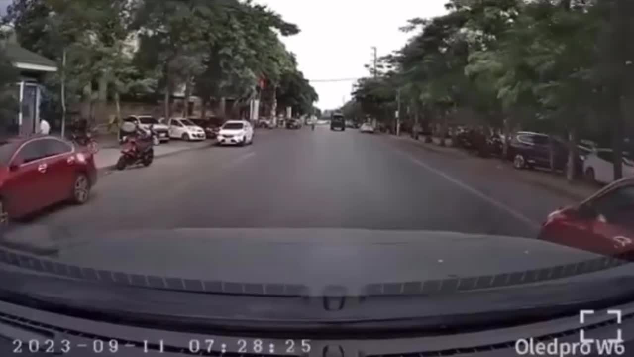 Video - Clip: Mở cửa xe bất cẩn, tài xế ô tô khiến người phụ nữ tử vong