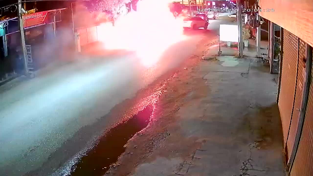 Video - Clip: Đang chạy trên đường, xe máy điện phát nổ rồi bốc cháy ngùn ngụt