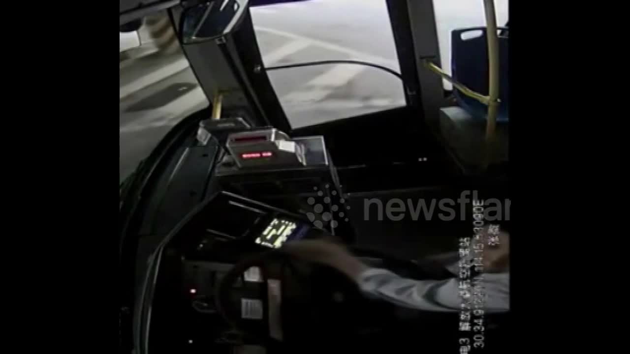 Video - Clip: Người phụ nữ chửi bới, đánh tài xế vì không được xuống xe