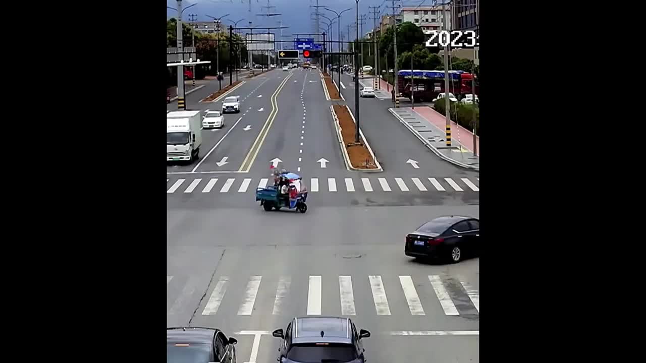 Video - Clip: Đôi vợ chồng dừng xe tải, cứu mạng bé trai lao ra giữa đường
