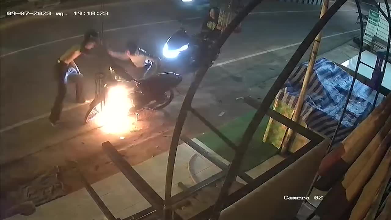 Video - Clip: Xe máy bốc cháy khi vừa khởi động, 2 thanh niên cởi áo dập lửa