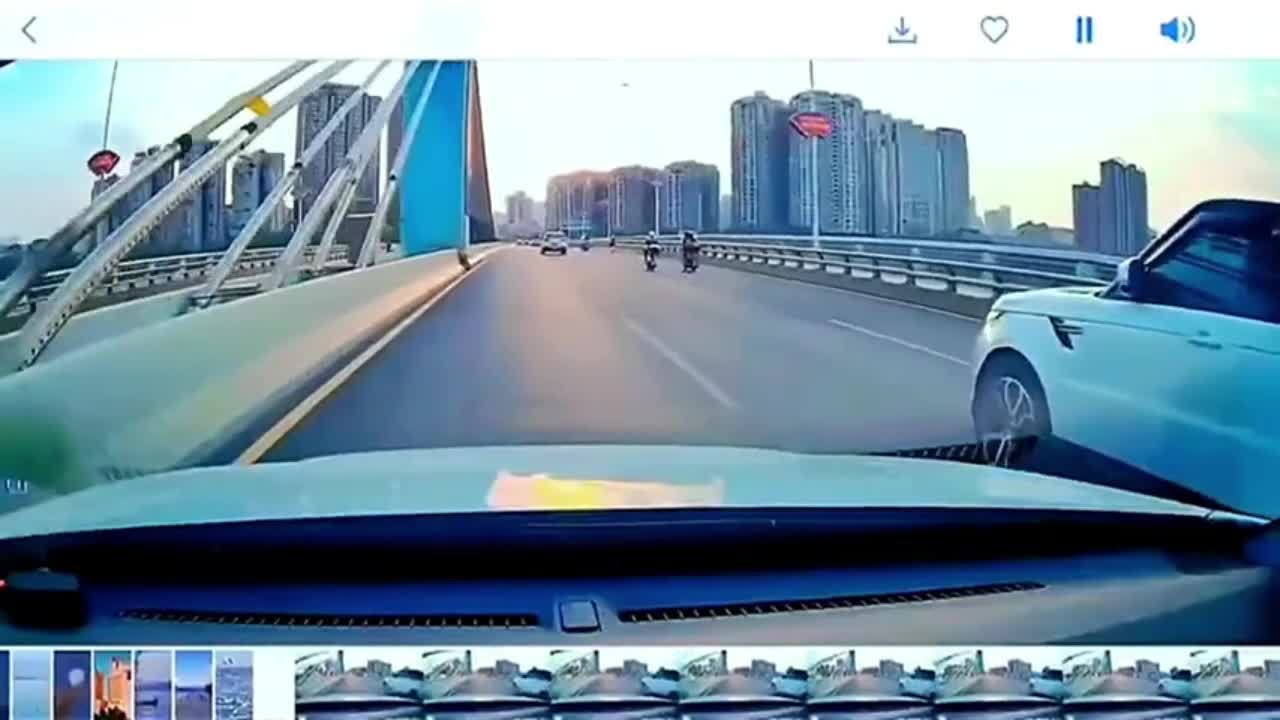 Video - Clip: Một người bị thương sau sự cố tàu lượn rơi trên cầu ở Trung Quốc