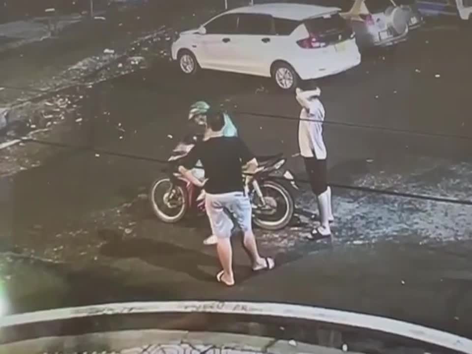 Video - Clip: Tài xế xe ôm 'tung cước' đạp hai tên cướp xe máy trên phố