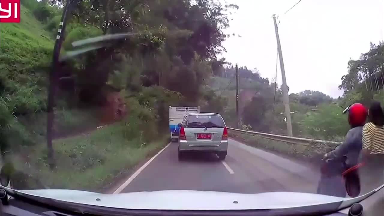 Video - Clip: Vượt ẩu trên đường đèo, đôi nam nữ trượt ngã trước đầu xe tải