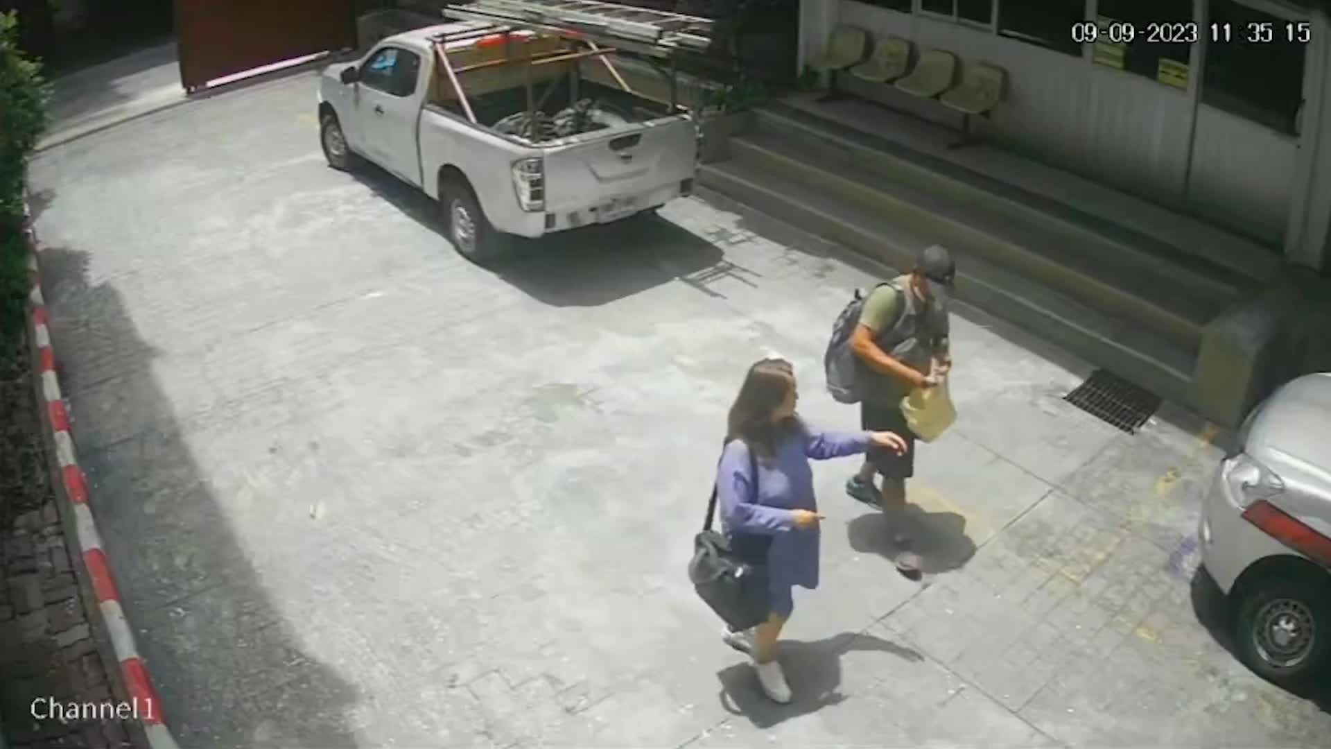 Video - Clip: Tội phạm cướp xe, đâm sập cổng đồn cảnh sát rồi tẩu thoát