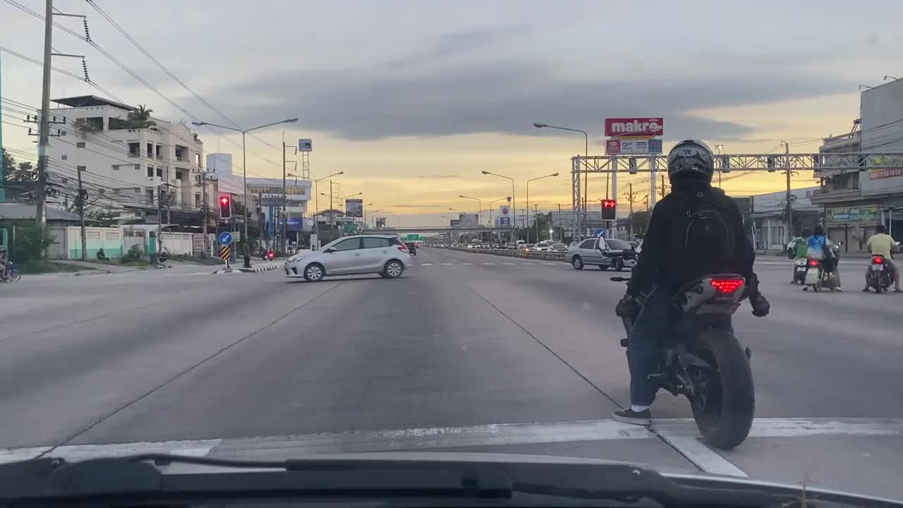 Video - Clip: Kỳ lạ cảnh tài xế điều khiển ô tô đi vòng tròn tại ngã tư