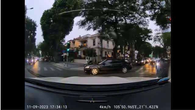 Video - Clip: Lấn làn bị chặn đầu, nữ tài xế Mercedes đỗ xe giữa phố rồi bỏ đi
