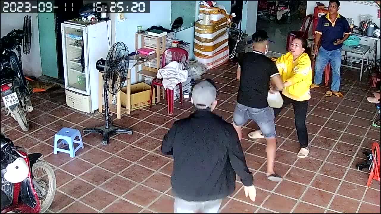 Pháp luật - Bình Thuận: Hai con trai mang can xăng đe dọa giết mẹ và anh ruột