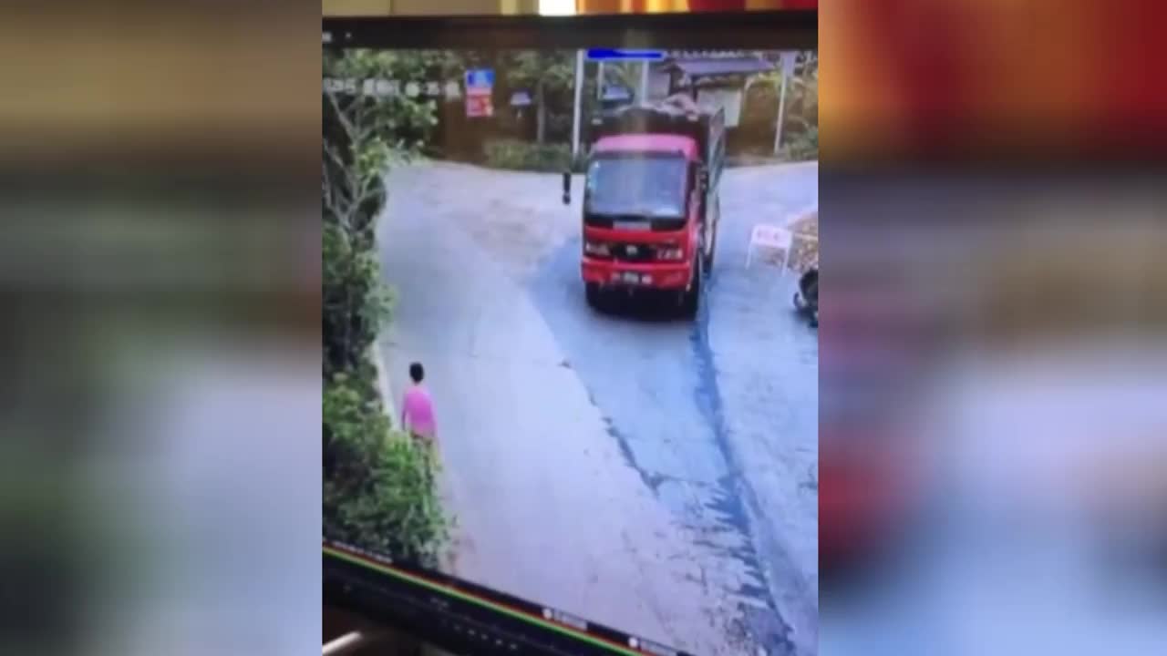 Video - Clip: Tảng đá rơi khỏi xe tải, hạ gục người phụ nữ đang đi bộ