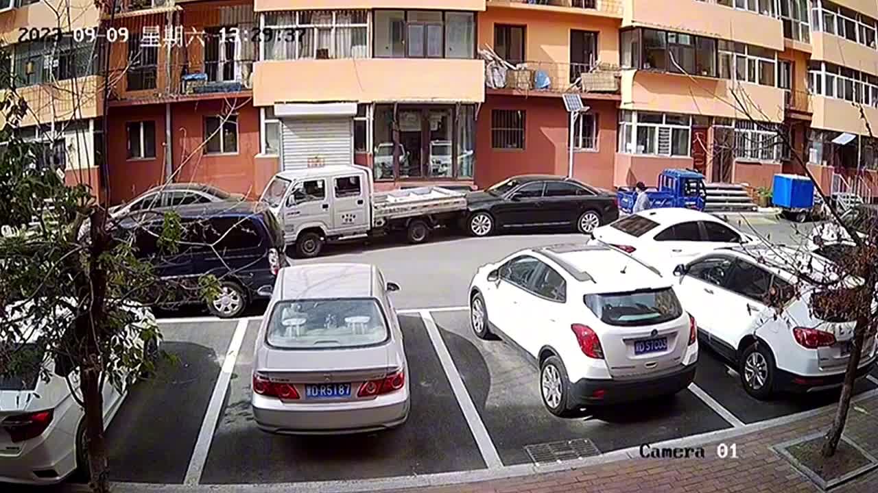 Video - Clip: Tài xế xe tải vô cớ lùi xe 24 lần, đâm nát đâm Audi trong 5 phút