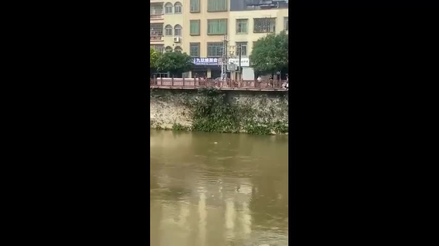 Video - Clip: Người đàn ông liều mình nhảy xuống sông cứu bé gái bị cuốn trôi