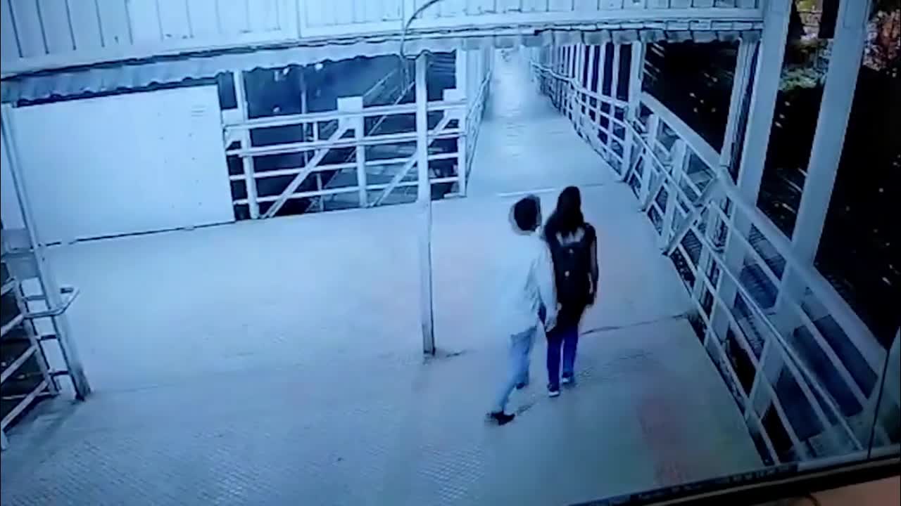 Video - Clip: Tên 'biến thái' bất ngờ lao tới cưỡng hôn cô gái rồi bỏ chạy