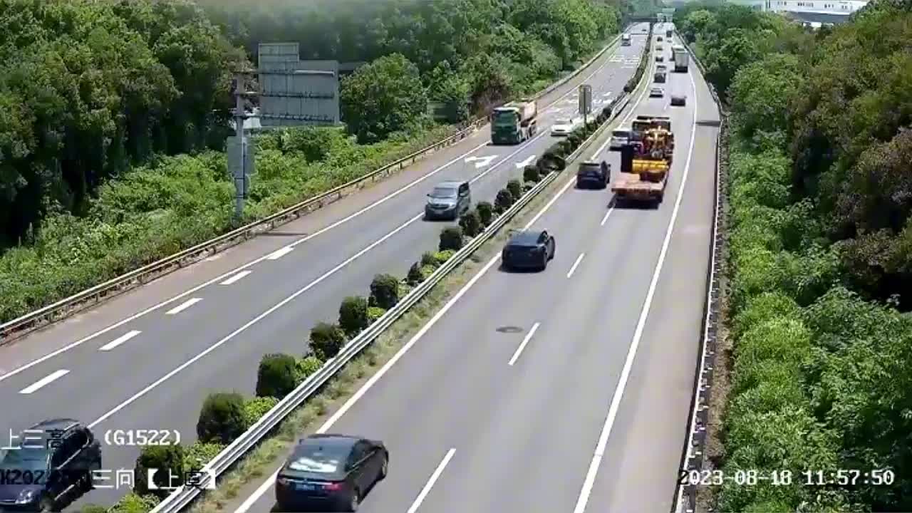 Video - Clip: Lốp xe rơi khỏi xe tải, đập nát kính chắn gió BMW trên cao tốc