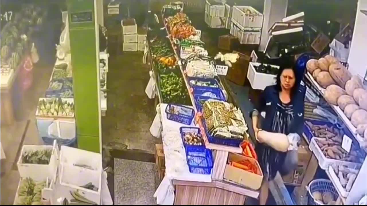 Video - Xem camera, chủ cửa hàng sốc nặng trước hành động của người phụ nữ