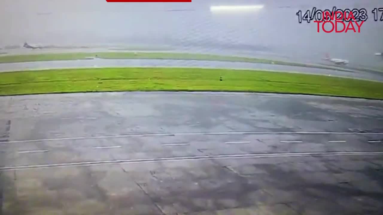 Video - Clip: Khoảnh khắc máy bay trượt khỏi đường băng, gãy đôi khi hạ cánh