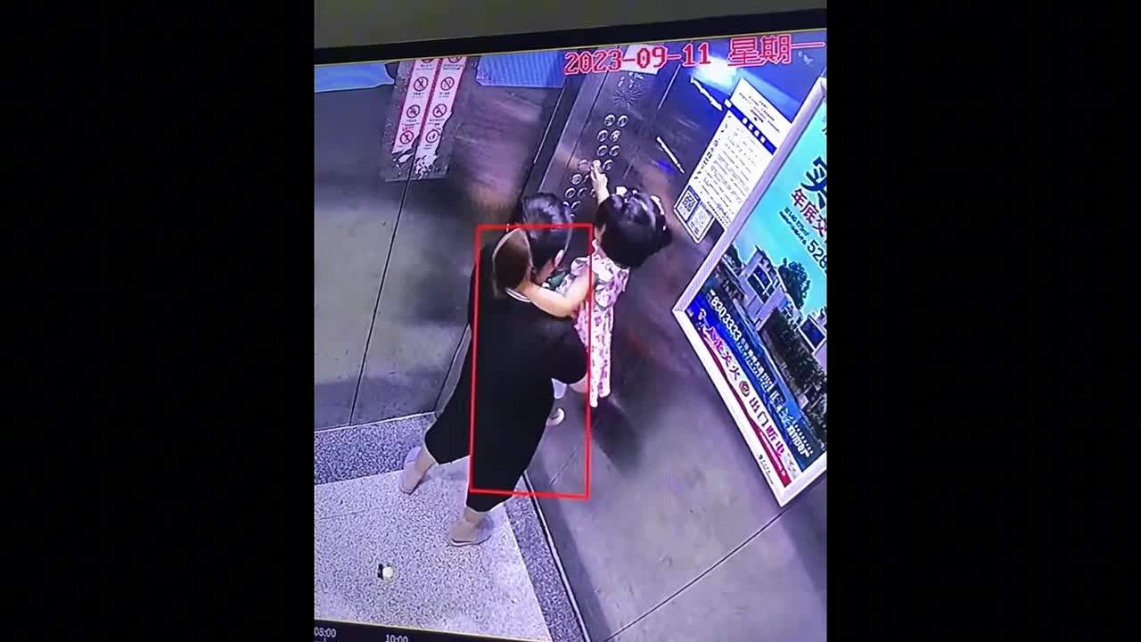 Video - Clip: Thót tim khoảnh khắc bé gái bị kẹt tay vào cửa thang máy