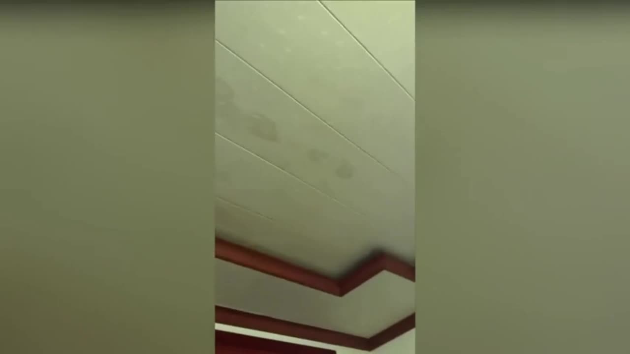 Video - Clip: Người dân bối rối vì dấu chân bí ẩn xuất hiện trên trần nhà