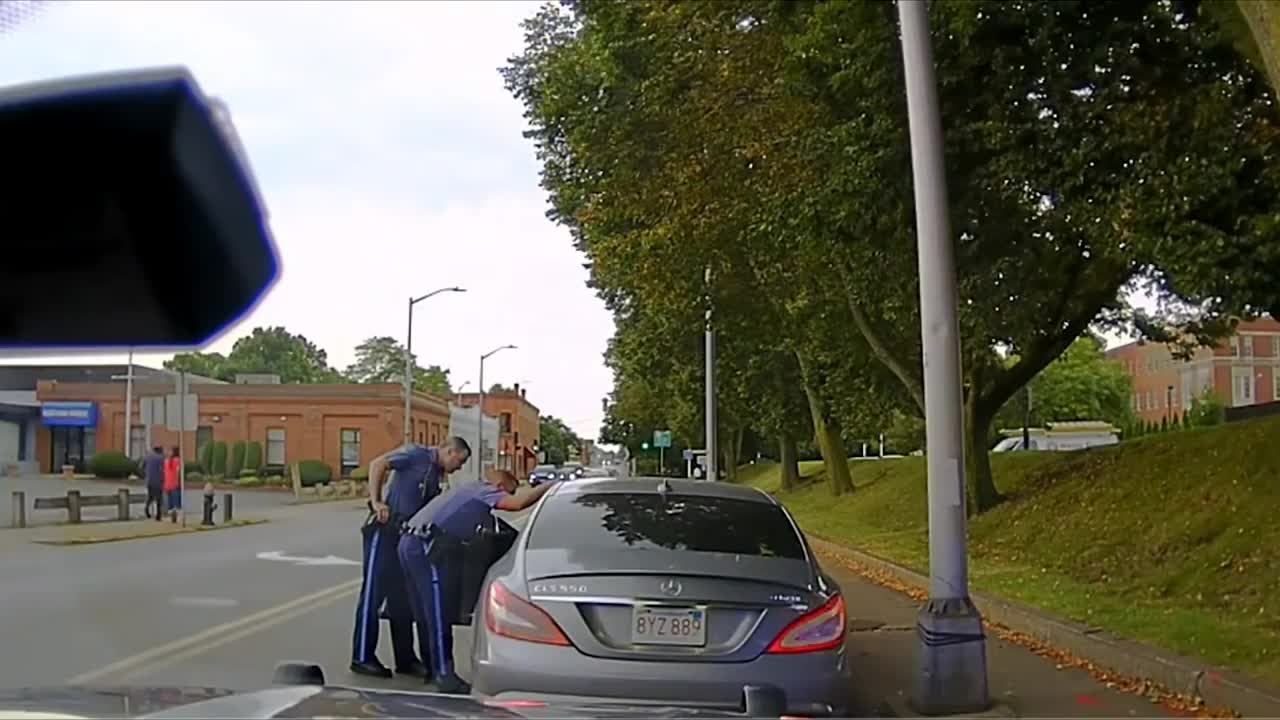 Video - Clip: Tài xế ô tô cố tình nhấn ga, kéo lê cảnh sát rồi bỏ chạy