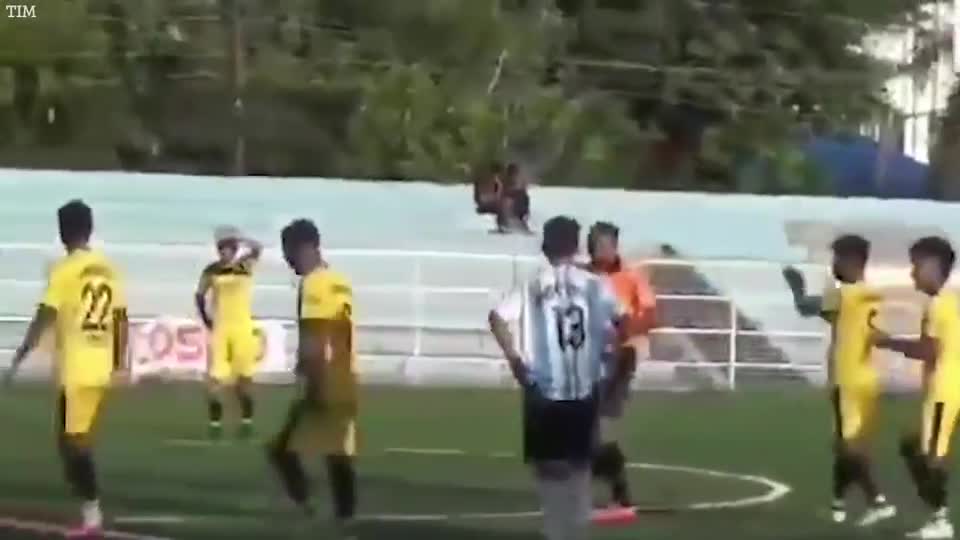 Video - Clip: Bị các cầu thủ tấn công trọng tài tự bảo vệ bằng cách đánh lại