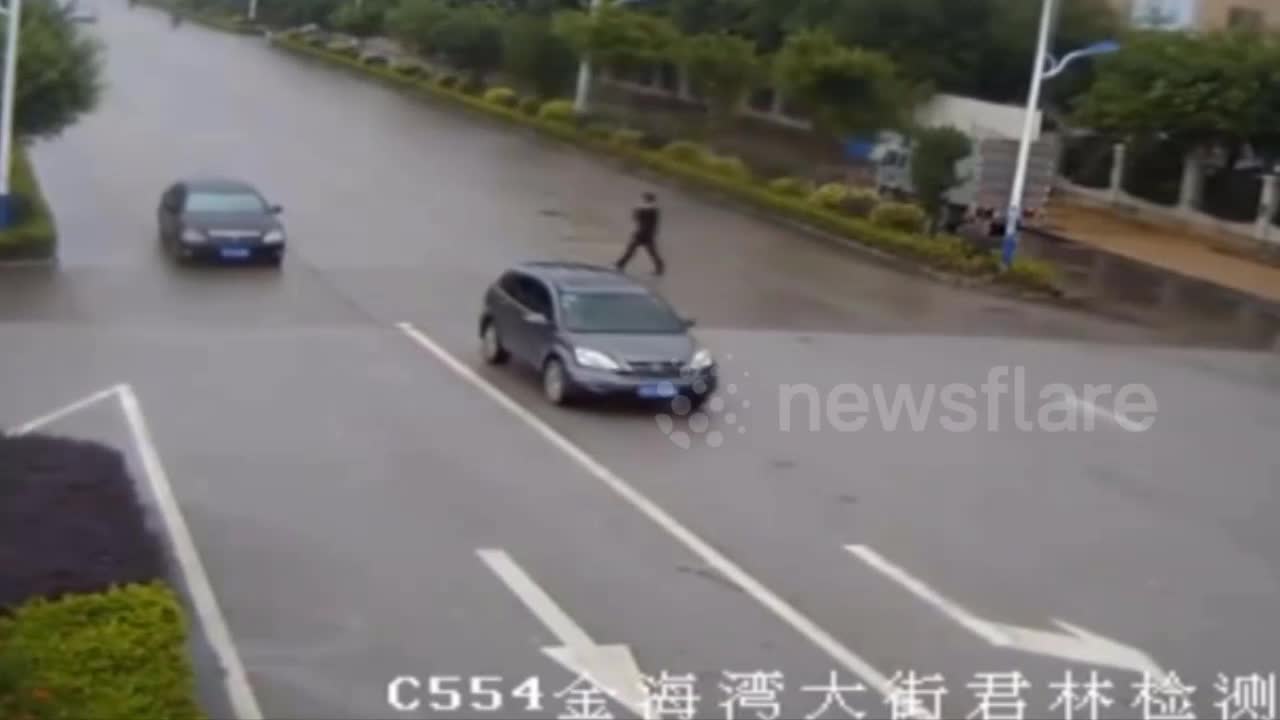 Video - Clip: Đang dừng đèn đỏ, nữ tài xế bị đập kính chắn gió cướp tài sản