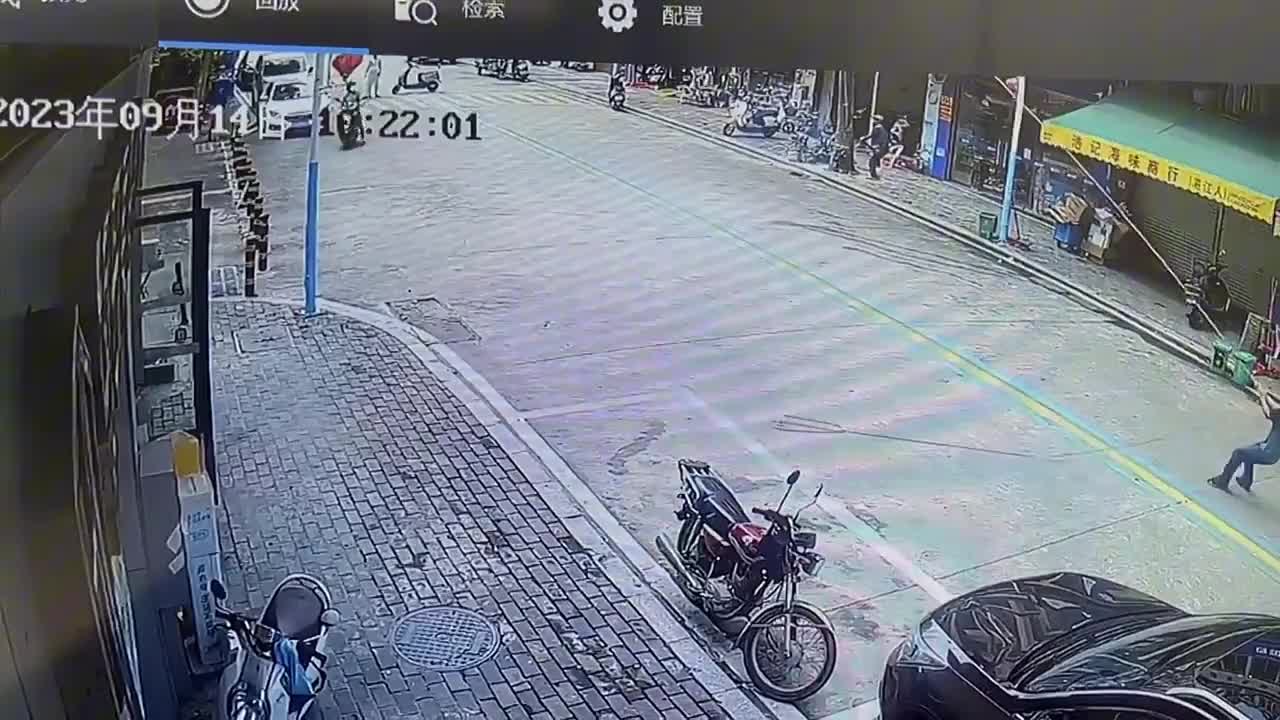 Video - Clip: Phớt lờ cảnh báo, người đi xe máy bị cây đè trúng người