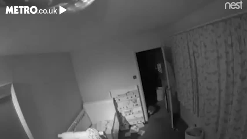 Video - Xem camera, bố sốc nặng khi thấy cảnh tượng trong phòng ngủ con trai