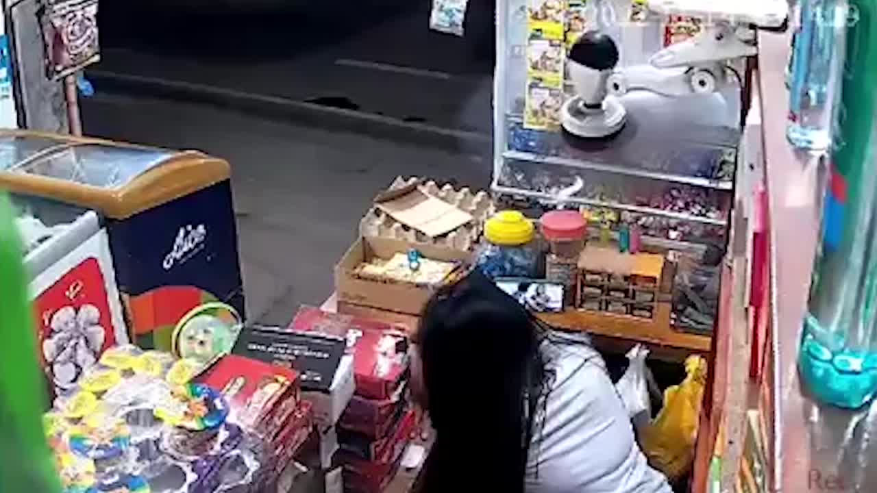 Video - Clip: Ngủ say, nữ nhân viên bị trộm điện thoại ngay trước mặt