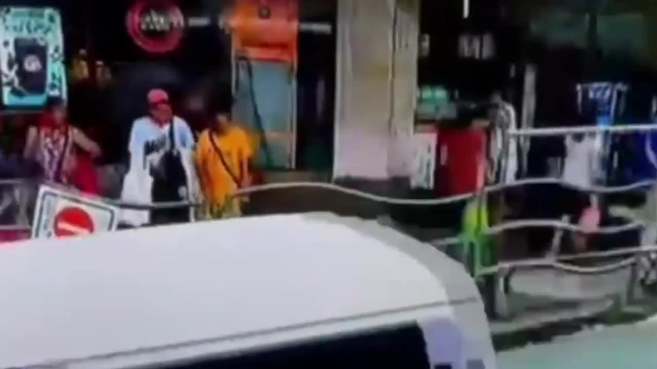 Video - Clip: Đi bộ trên vỉa hè, người phụ nữ bị bê tông rơi trúng đầu