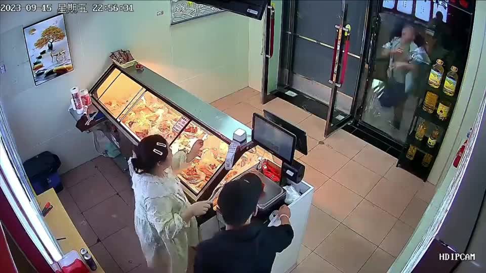 Video - Clip: Khách hàng vụng về làm vỡ cửa kính của quán bán đồ ăn