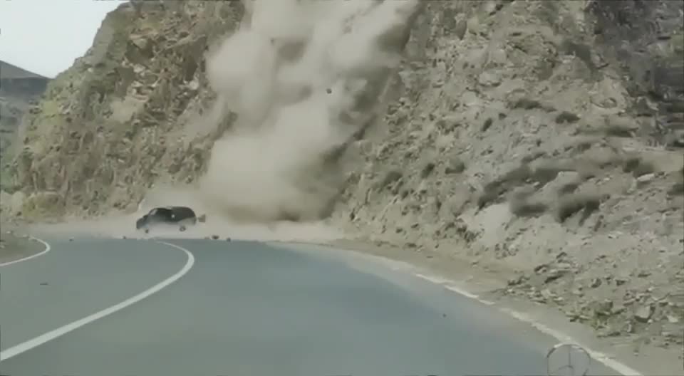 Video - Clip: Đá lở rơi trúng ô tô và màn thoát chết cực ngoạn mục của tài xế