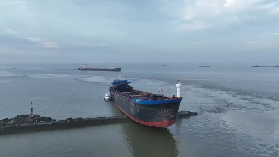 Video - Clip: Tàu chở hàng khổng lồ mắc cạn trên sông Dương Tử ở Trung Quốc