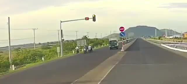 Video - Video: Ôtô đâm hàng loạt xe máy dừng đèn đỏ, nhiều người bị thương
