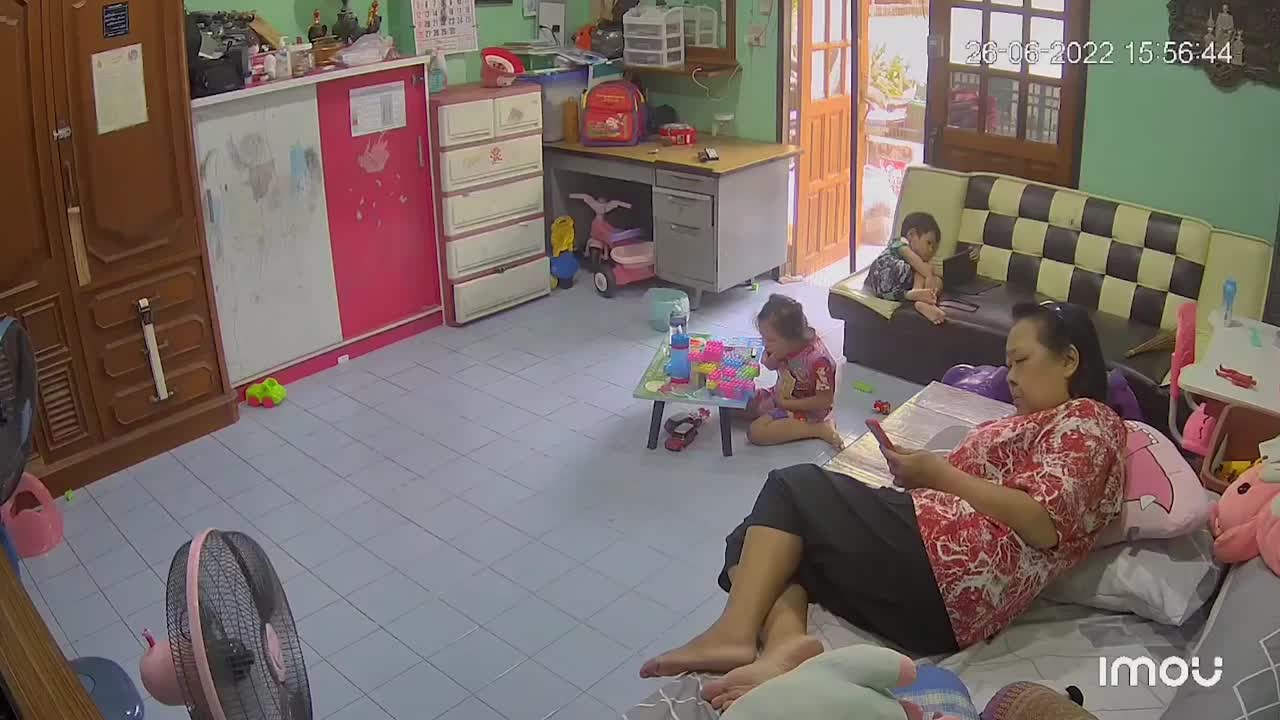 Video - Clip: Cả nhà hốt hoảng cứu con gái bị hóc đồ chơi trong cổ họng