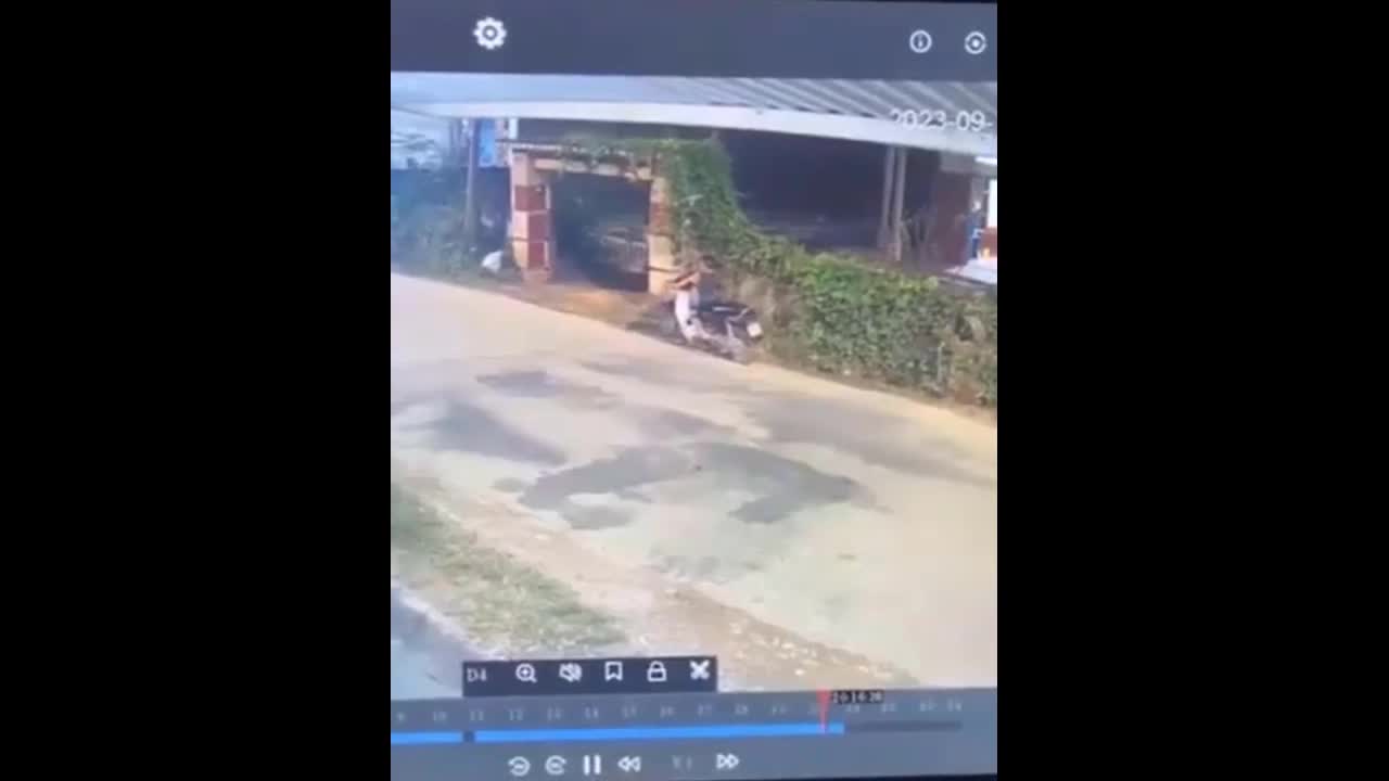 Video - Clip: Ô tô tông văng người đàn ông trước cửa nhà rồi nhấn ga bỏ chạy