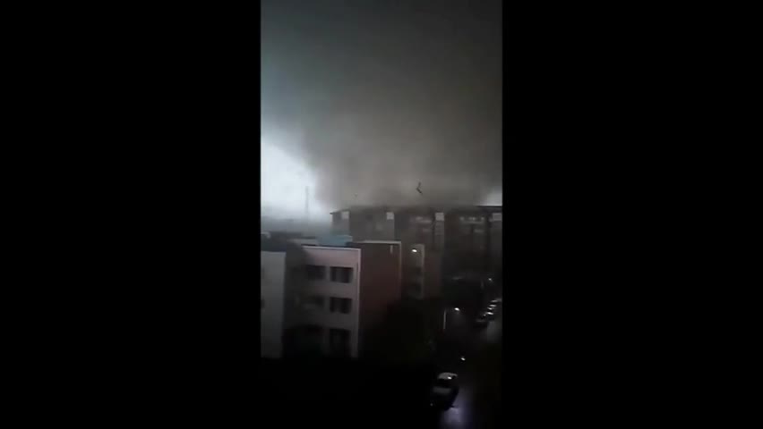 Video - Clip: Lốc xoáy kinh hoàng tấn công Trung Quốc khiến 1 người thiệt mạng