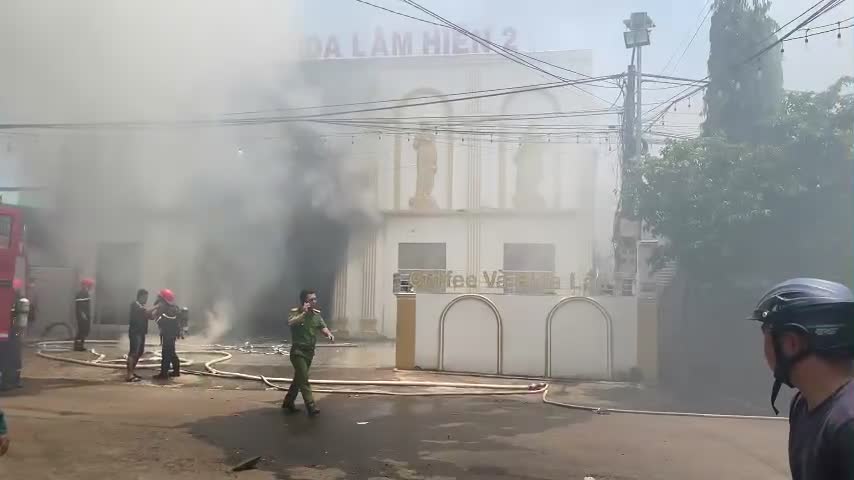 Dân sinh - Video: Quán karaoke ở Đắk Lắk bốc cháy dữ dội