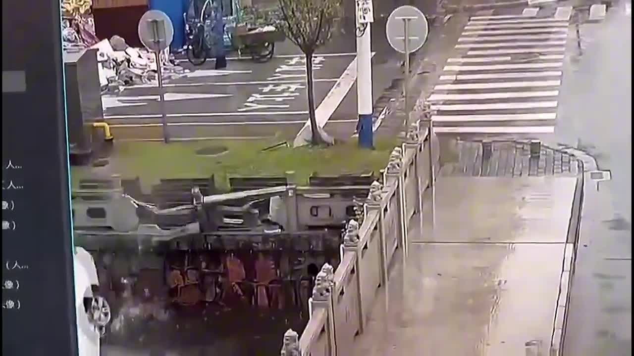 Video - Clip: Nhầm chân ga, tài xế đâm gãy lan can rồi lao thẳng xuống sông