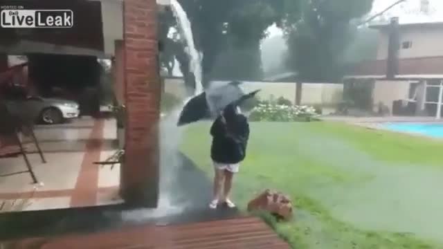 Video - Clip: Cầm ô đi dưới mưa, cậu bé 12 tuổi bất ngờ bị sét đánh trúng